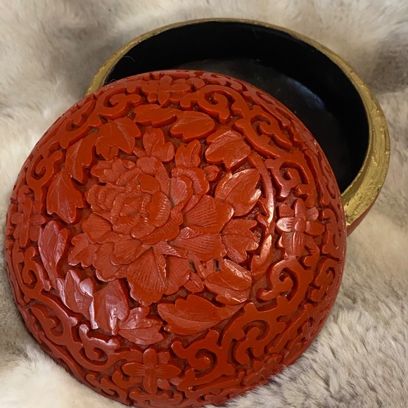 Vintage Chinese Red Cinnabar intricate carved floral trinket box. - Picture 3 of 16